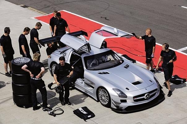 Mercedes-AMG und HWA (Hans Werner Aufrecht ist Chef des Motorsport-Unternehmens und Boss der DTM) werden den Teams auch bei Service- und Ersatzteilfragen innerhalb Europas zur Seite stehen. Foto: Mercedes-Benz/Auto-Reporter.NET 